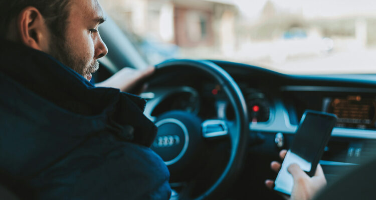 Smartphone achter het stuur