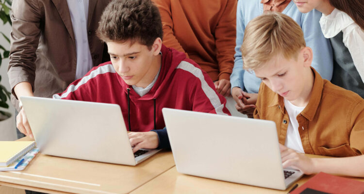 Vlaamse regering schrapt gratis laptops voor leerlingen.