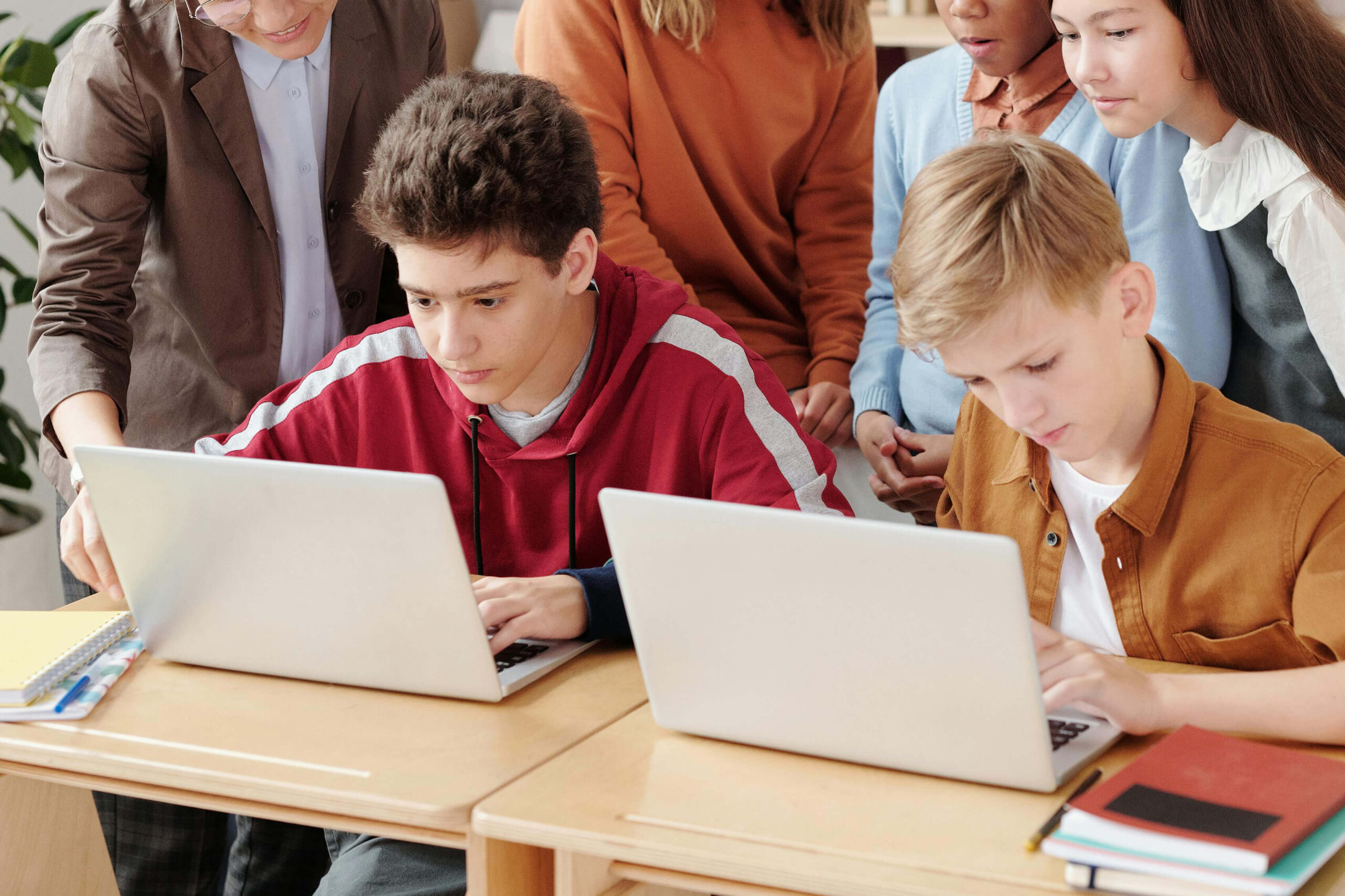 Vlaamse regering schrapt gratis laptops voor leerlingen.